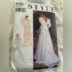 Elegant White Wedding Dress pattern size 6-16. Vintage 70's. Non smoking home.
